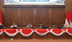Suasana Rapat Paripurna DPRD Bojonegoro. Anggota DPRD Bojonegoro Didik Trisetyo Purnomo menyerahkan berkas kepada Bupati Bojonegoro Setyo Wahono dalam rapat paripurna, Rabu (23/9/2026).