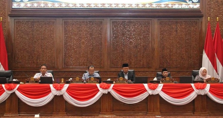Suasana Rapat Paripurna DPRD Bojonegoro. Anggota DPRD Bojonegoro Didik Trisetyo Purnomo menyerahkan berkas kepada Bupati Bojonegoro Setyo Wahono dalam rapat paripurna, Rabu (23/9/2026).