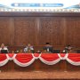 Suasana Rapat Paripurna DPRD Bojonegoro. Anggota DPRD Bojonegoro Didik Trisetyo Purnomo menyerahkan berkas kepada Bupati Bojonegoro Setyo Wahono dalam rapat paripurna, Rabu (23/9/2026).