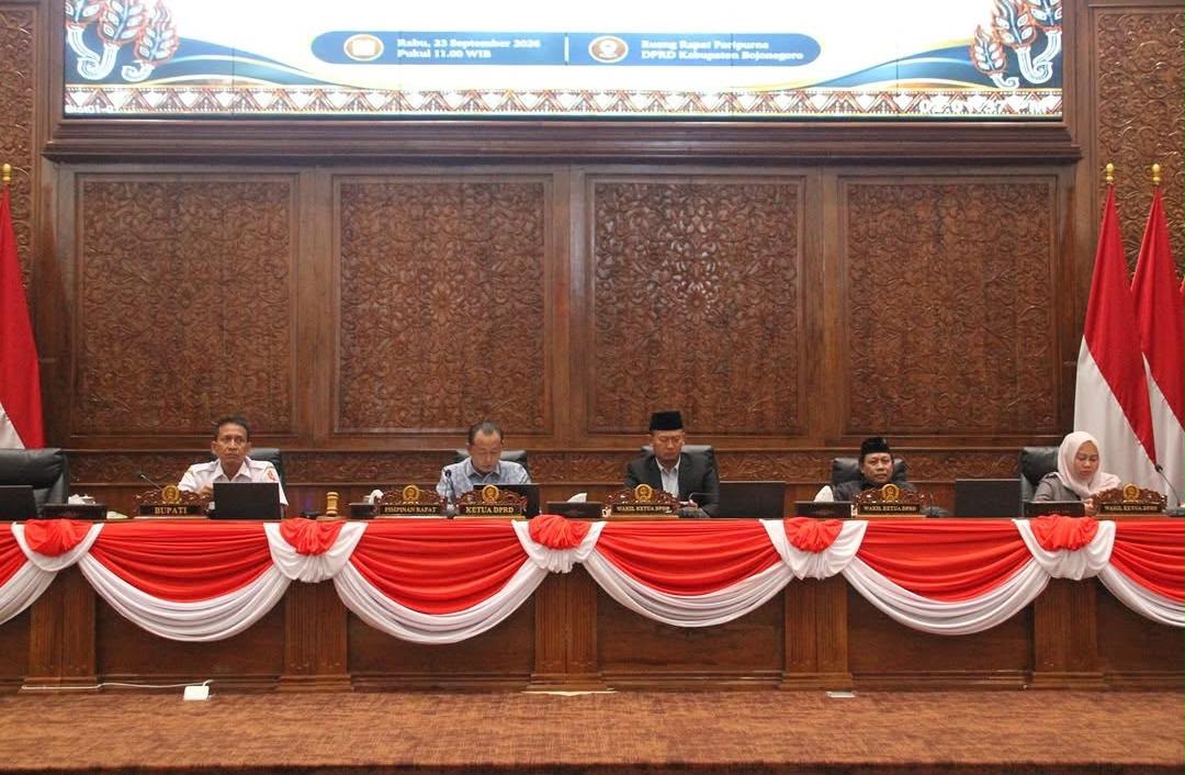 Suasana Rapat Paripurna DPRD Bojonegoro. Anggota DPRD Bojonegoro Didik Trisetyo Purnomo menyerahkan berkas kepada Bupati Bojonegoro Setyo Wahono dalam rapat paripurna, Rabu (23/9/2026).