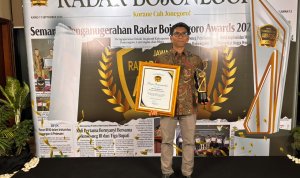 Manager PLN UP3 Bojonegoro Danang Kurniawan saat menerima penghargaan The Inspiring corporation dalam ajang Radar Awards 2026 yang digelar di Aston Hotel Bojonegoro.