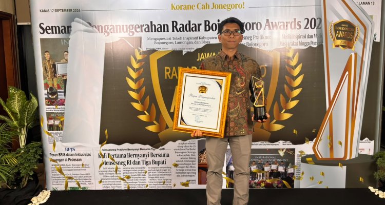 Manager PLN UP3 Bojonegoro Danang Kurniawan saat menerima penghargaan The Inspiring corporation dalam ajang Radar Awards 2026 yang digelar di Aston Hotel Bojonegoro.