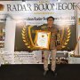 Manager PLN UP3 Bojonegoro Danang Kurniawan saat menerima penghargaan The Inspiring corporation dalam ajang Radar Awards 2026 yang digelar di Aston Hotel Bojonegoro.