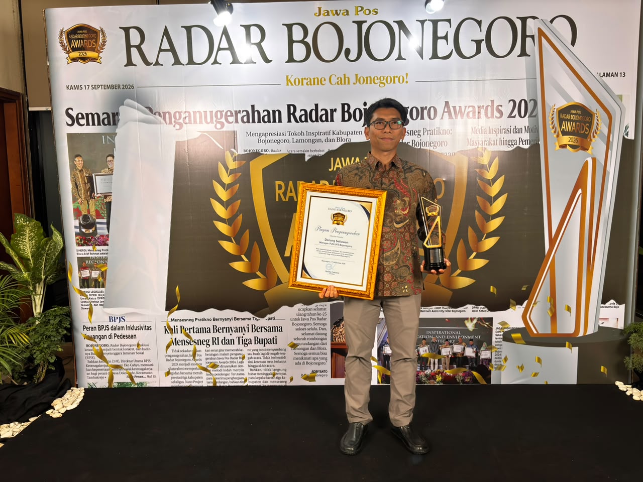 Manager PLN UP3 Bojonegoro Danang Kurniawan saat menerima penghargaan The Inspiring corporation dalam ajang Radar Awards 2026 yang digelar di Aston Hotel Bojonegoro.