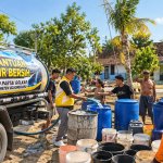 DPD Partai Golkar Bojonegoro menyalurkan bantuan air bersih untuk warga terdampak kekeringan di sejumlah desa.