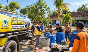 DPD Partai Golkar Bojonegoro menyalurkan bantuan air bersih untuk warga terdampak kekeringan di sejumlah desa.