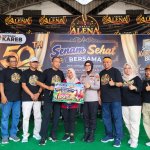 Foto bersama Kapolres Bojonegoro dan direktur Koperasi Kareb Bojonegoro beserta pegawai dalam peringatan HUT ke-50 dengan senam sehat bersama