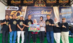 Foto bersama Kapolres Bojonegoro dan direktur Koperasi Kareb Bojonegoro beserta pegawai dalam peringatan HUT ke-50 dengan senam sehat bersama