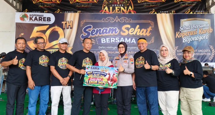 Foto bersama Kapolres Bojonegoro dan direktur Koperasi Kareb Bojonegoro beserta pegawai dalam peringatan HUT ke-50 dengan senam sehat bersama