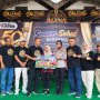 Foto bersama Kapolres Bojonegoro dan direktur Koperasi Kareb Bojonegoro beserta pegawai dalam peringatan HUT ke-50 dengan senam sehat bersama