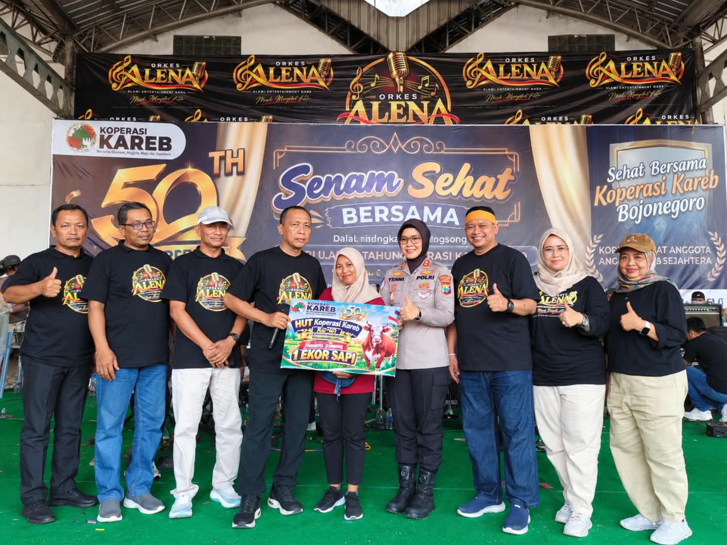 Foto bersama Kapolres Bojonegoro dan direktur Koperasi Kareb Bojonegoro beserta pegawai dalam peringatan HUT ke-50 dengan senam sehat bersama