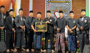 Ketua Cabang SH Terate Bojonegoro Kangmas Wahyu Subakdiono bersama Ketua Ranting SH Terate Balen Mas Yaskun, jajaran pengurus cabang dan ranting, serta pengurus Rayon Sarirejo berfoto bersama usai peresmian Sekretariat SH Terate Rayon Sarirejo, Desa Sarirejo, Kecamatan Balen.