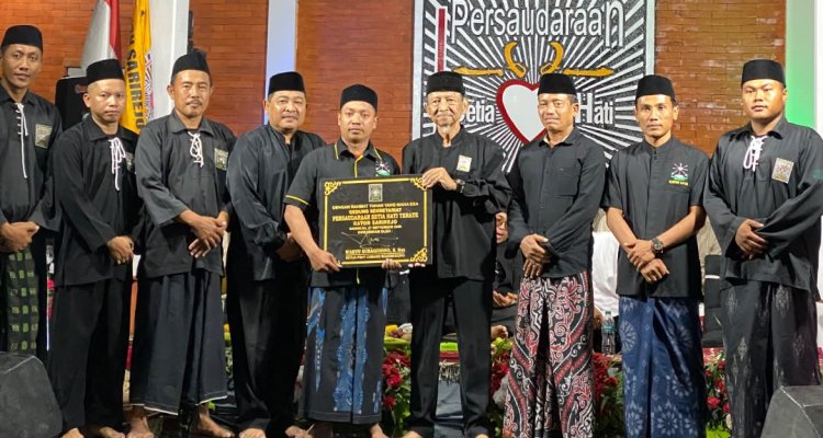Ketua Cabang SH Terate Bojonegoro Kangmas Wahyu Subakdiono bersama Ketua Ranting SH Terate Balen Mas Yaskun, jajaran pengurus cabang dan ranting, serta pengurus Rayon Sarirejo berfoto bersama usai peresmian Sekretariat SH Terate Rayon Sarirejo, Desa Sarirejo, Kecamatan Balen.