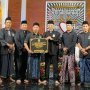 Ketua Cabang SH Terate Bojonegoro Kangmas Wahyu Subakdiono bersama Ketua Ranting SH Terate Balen Mas Yaskun, jajaran pengurus cabang dan ranting, serta pengurus Rayon Sarirejo berfoto bersama usai peresmian Sekretariat SH Terate Rayon Sarirejo, Desa Sarirejo, Kecamatan Balen.