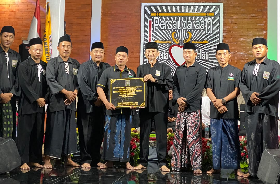 Ketua Cabang SH Terate Bojonegoro Kangmas Wahyu Subakdiono bersama Ketua Ranting SH Terate Balen Mas Yaskun, jajaran pengurus cabang dan ranting, serta pengurus Rayon Sarirejo berfoto bersama usai peresmian Sekretariat SH Terate Rayon Sarirejo, Desa Sarirejo, Kecamatan Balen.