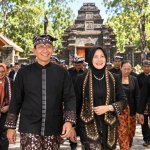 Bupati dan Wakil Bupati Bojonegoro bersama masyarakat mengenakan pakaian adat bermotif Obor Sewu sebagai bagian dari penguatan identitas budaya daerah.