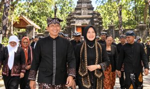 Bupati dan Wakil Bupati Bojonegoro bersama masyarakat mengenakan pakaian adat bermotif Obor Sewu sebagai bagian dari penguatan identitas budaya daerah.