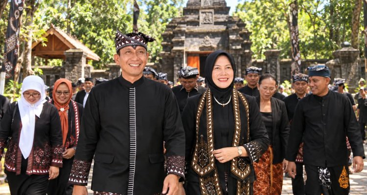 Bupati dan Wakil Bupati Bojonegoro bersama masyarakat mengenakan pakaian adat bermotif Obor Sewu sebagai bagian dari penguatan identitas budaya daerah.
