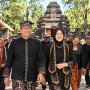 Bupati dan Wakil Bupati Bojonegoro bersama masyarakat mengenakan pakaian adat bermotif Obor Sewu sebagai bagian dari penguatan identitas budaya daerah.