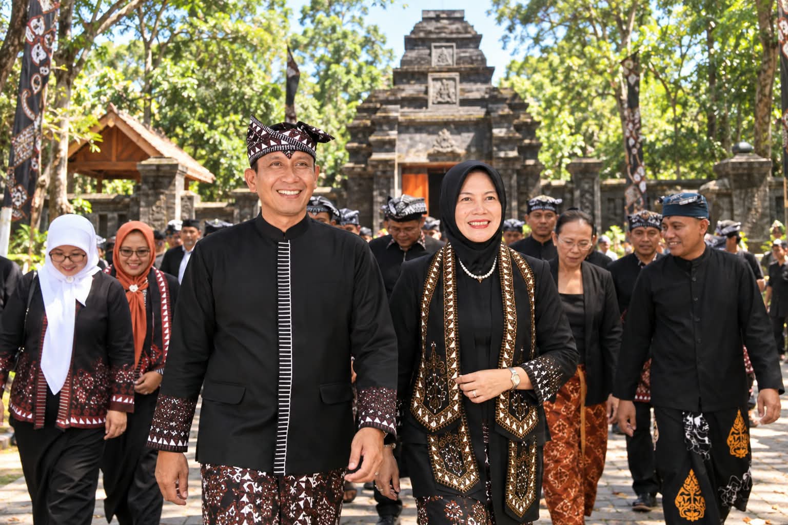 Bupati dan Wakil Bupati Bojonegoro bersama masyarakat mengenakan pakaian adat bermotif Obor Sewu sebagai bagian dari penguatan identitas budaya daerah.