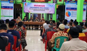 Musdesus Desa Bayemgede, Kecamatan Kepohbaru, Senin malam (28/9/2026), membahas desakan warga terkait pemberhentian Sekdes.