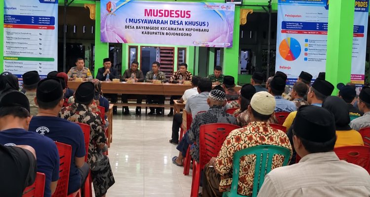 Musdesus Desa Bayemgede, Kecamatan Kepohbaru, Senin malam (28/9/2026), membahas desakan warga terkait pemberhentian Sekdes.