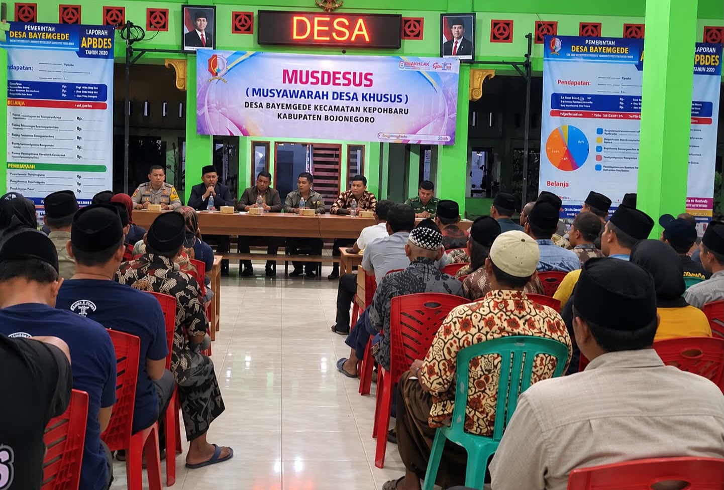 Musdesus Desa Bayemgede, Kecamatan Kepohbaru, Senin malam (28/9/2026), membahas desakan warga terkait pemberhentian Sekdes.