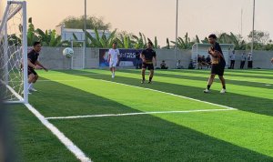 Bupati Bojonegoro Setyo Wahono saat mencetak gol ke gawang tim DPRD Bojonegoro dalam pertandingan mini soccer di Lapangan Sujitno Sport Center, Desa Sambiroto, Kecamatan Kapas.