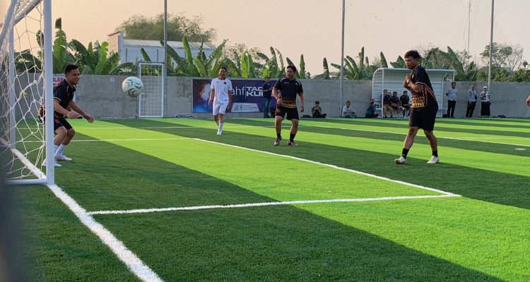 Bupati Bojonegoro Setyo Wahono saat mencetak gol ke gawang tim DPRD Bojonegoro dalam pertandingan mini soccer di Lapangan Sujitno Sport Center, Desa Sambiroto, Kecamatan Kapas.