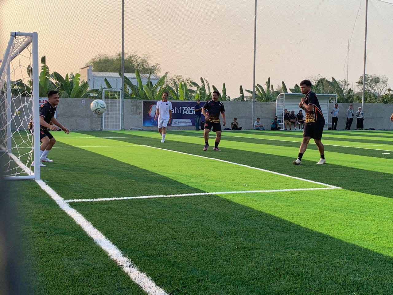 Bupati Bojonegoro Setyo Wahono saat mencetak gol ke gawang tim DPRD Bojonegoro dalam pertandingan mini soccer di Lapangan Sujitno Sport Center, Desa Sambiroto, Kecamatan Kapas.