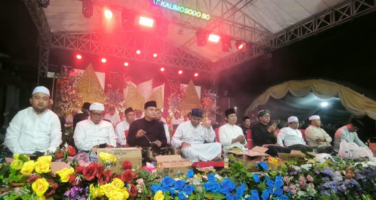 Penasihat Jami’yah Sholawat Kalimosodo Bojonegoro, Andy Wijanarko, dalam kegiatan Harlah ke-3 Jami’yah Sholawat Kalimosodo dan Harlah ke-4 P3S Bojonegoro di Desa Pilangsari, Kecamatan Kalitidu, Selasa (29/9/2026).