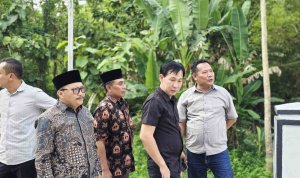 Sukur Priyanto (baju hitam), saat meninjau lokasi pekerjaan bersama sejumlah pihak. Sukur Priyanto (baju hitam), saat meninjau lokasi pekerjaan bersama sejumlah pihak.