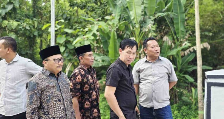 Sukur Priyanto (baju hitam), saat meninjau lokasi pekerjaan bersama sejumlah pihak.