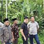Sukur Priyanto (baju hitam), saat meninjau lokasi pekerjaan bersama sejumlah pihak.