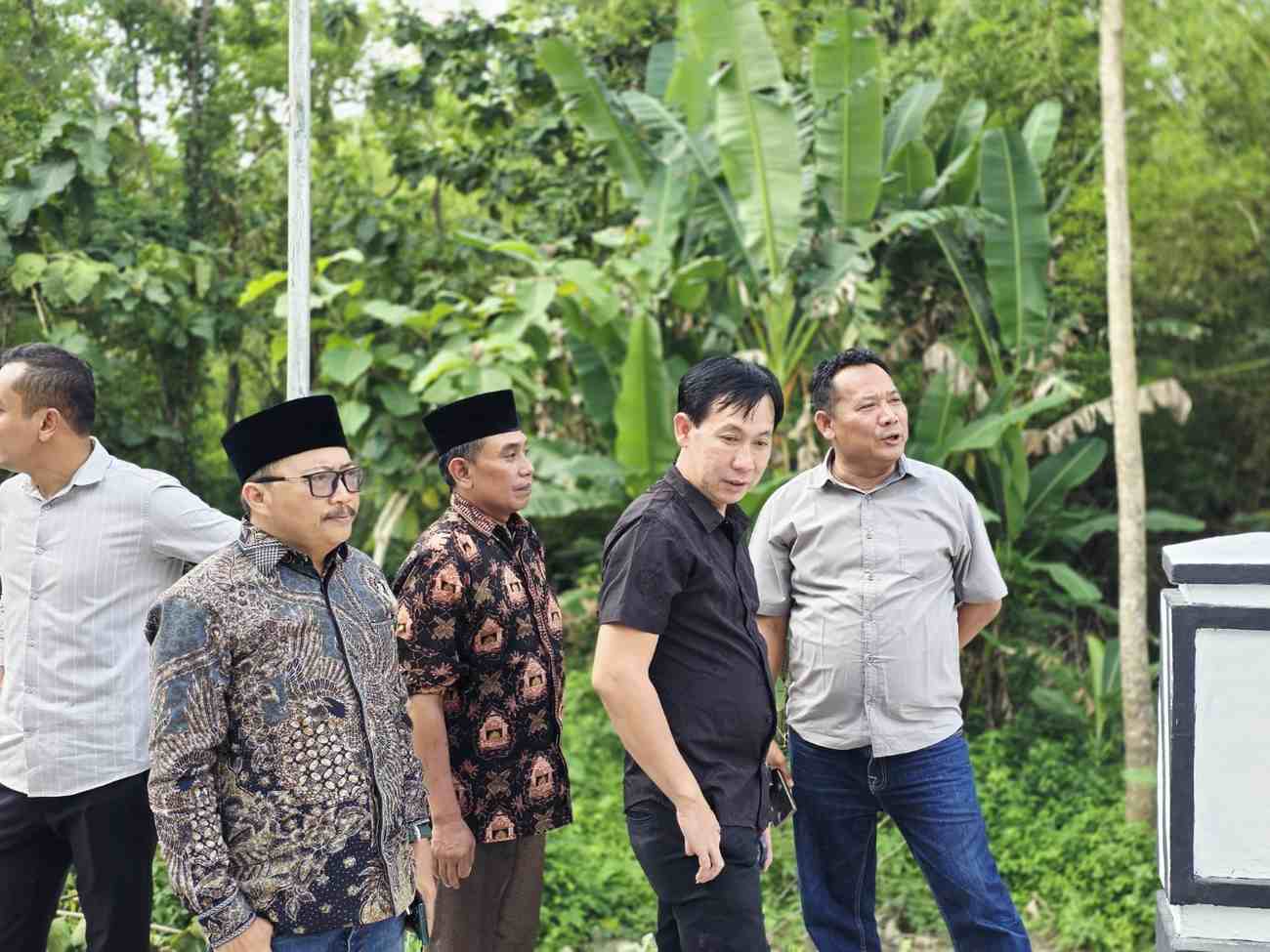Sukur Priyanto (baju hitam), saat meninjau lokasi pekerjaan bersama sejumlah pihak.
