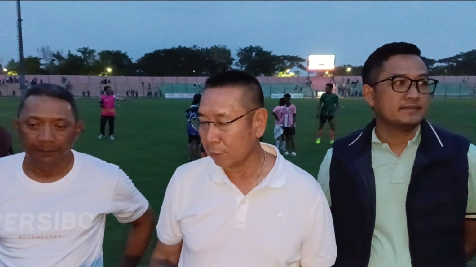 Presiden Klub Persibo Bojonegoro, Wihadi Wiyanto (tengah), didampingi pelatih I Putu Gede (kiri), saat memberikan keterangan kepada awak media seusai pertandingan melawan Persitara Jakarta Utara di Stadion Letjen H. Soedirman, Minggu (25/10/2026).