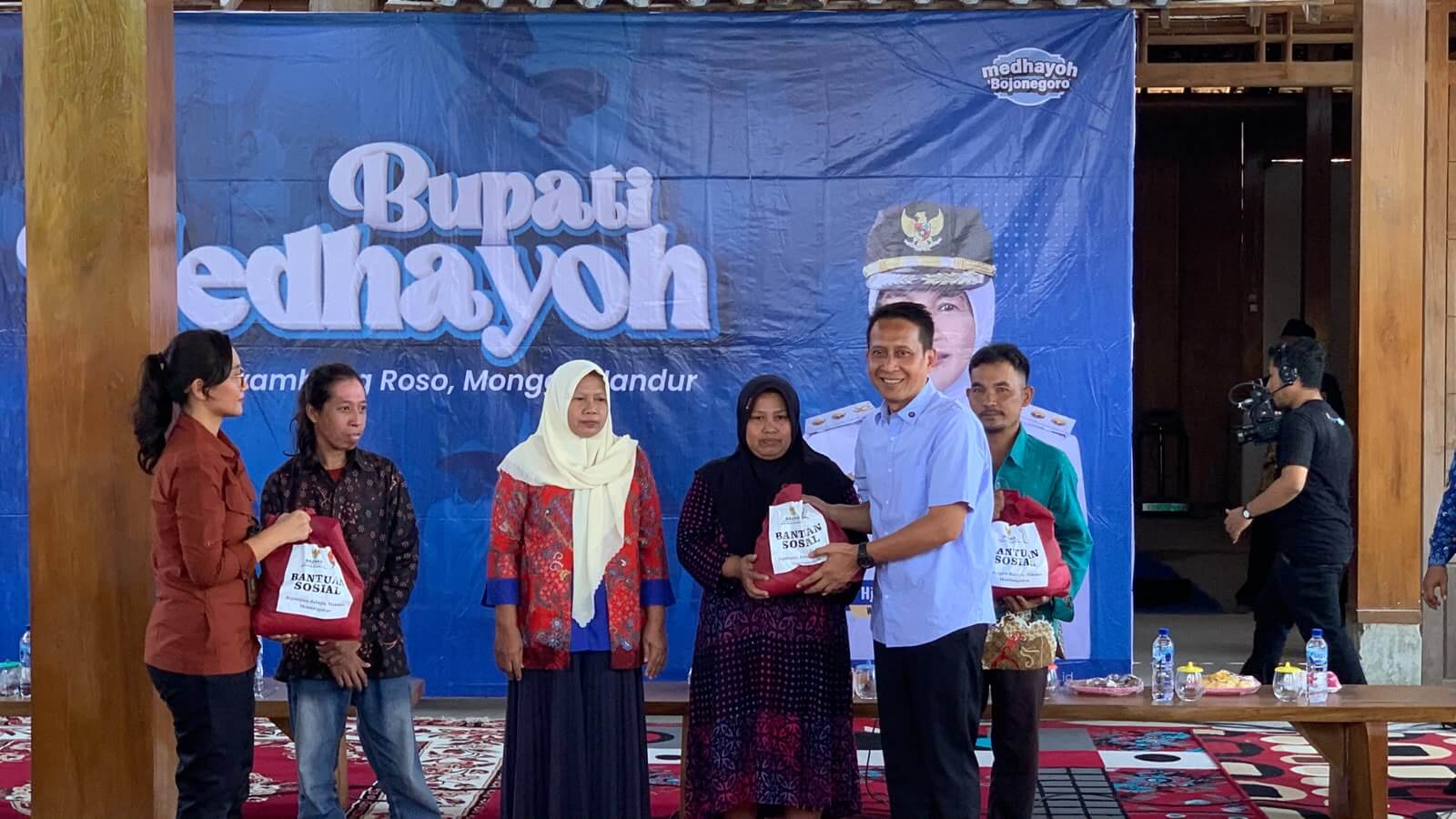 Bupati Bojonegoro Setyo Wahono saat menyerahkan paket sembako kepada warga kurang mampu dalam kegiatan Medhayoh di Desa Napis, Kecamatan Tambakrejo, Kamis (1/10/2026).
