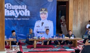 Bupati Bojonegoro Setyo Wahono saat berdialog langsung dengan masyarakat Desa Napis dalam kegiatan Medhayoh, Kamis (1/10/2026).