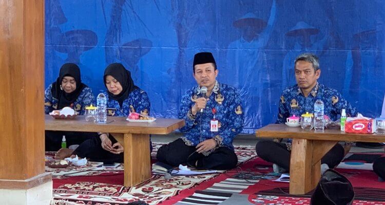 Kepala Dinas Pendidikan Kabupaten Bojonegoro Mokhamad Anwar Mukhtadlo saat memaparkan program pendidikan dalam Dialog Interaktif Medhayoh di Desa Napis, Kecamatan Tambakrejo, Kamis (1/10/2026).