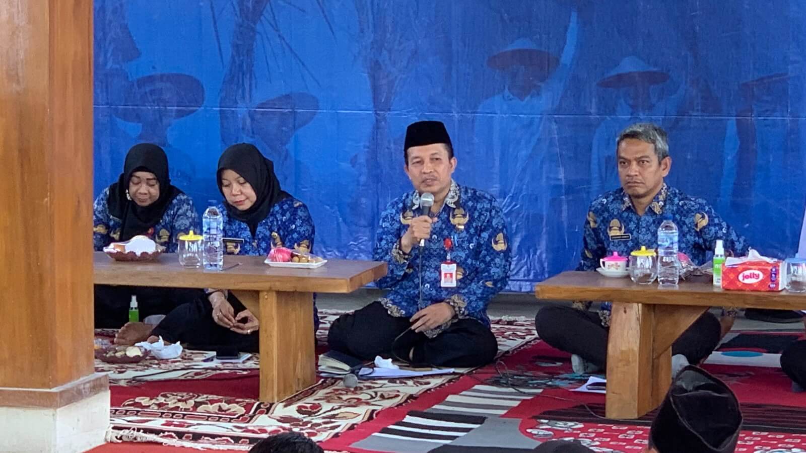 Kepala Dinas Pendidikan Kabupaten Bojonegoro Mokhamad Anwar Mukhtadlo saat memaparkan program pendidikan dalam Dialog Interaktif Medhayoh di Desa Napis, Kecamatan Tambakrejo, Kamis (1/10/2026).