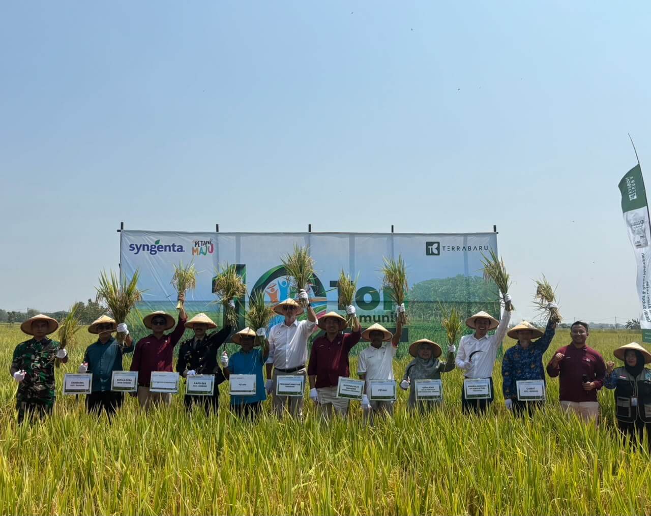 Petani menunjukkan hasil panen padi dalam Festival Pertanian Regeneratif Ngawi