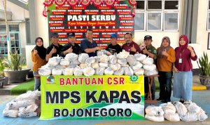 Direktur Koperasi Kareb Sriyadi Purnomo bersama karyawan membagikan sembako