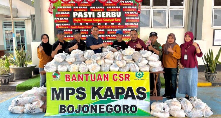 Direktur Koperasi Kareb Sriyadi Purnomo bersama karyawan membagikan sembako