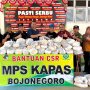 Direktur Koperasi Kareb Sriyadi Purnomo bersama karyawan membagikan sembako