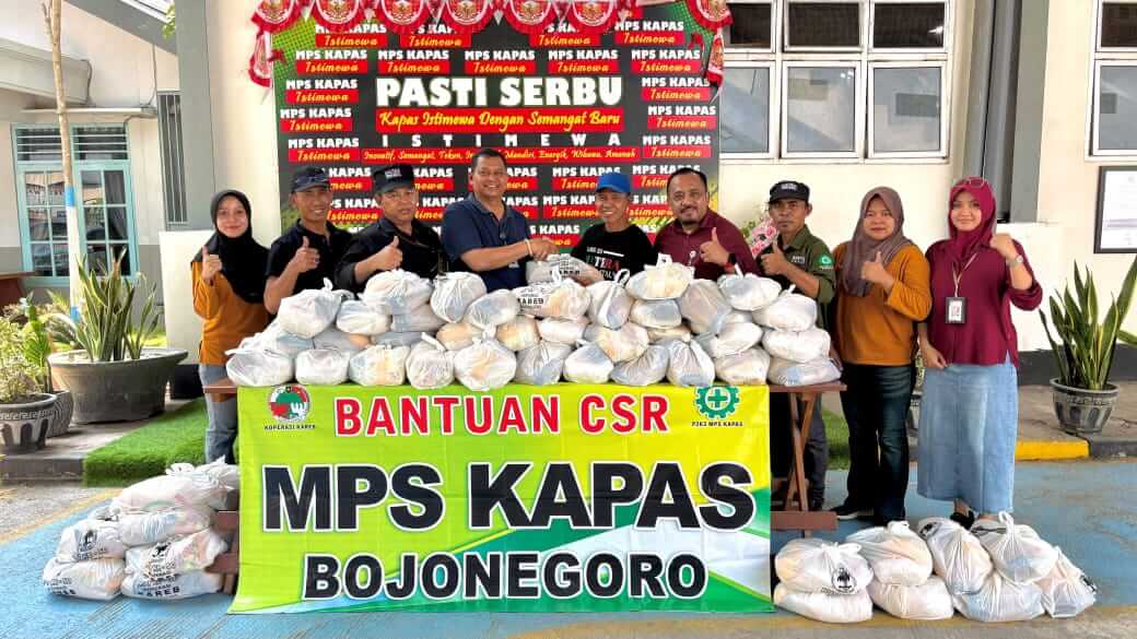 Direktur Koperasi Kareb Sriyadi Purnomo bersama karyawan membagikan sembako