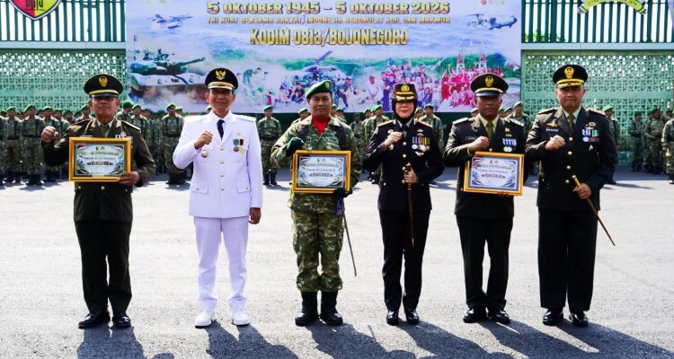 Bupati Bojonegoro Setyo Wahono menghadiri upacara peringatan HUT ke-81 TNI di Makodim 0813 Bojonegoro, Senin (5/10/2026).