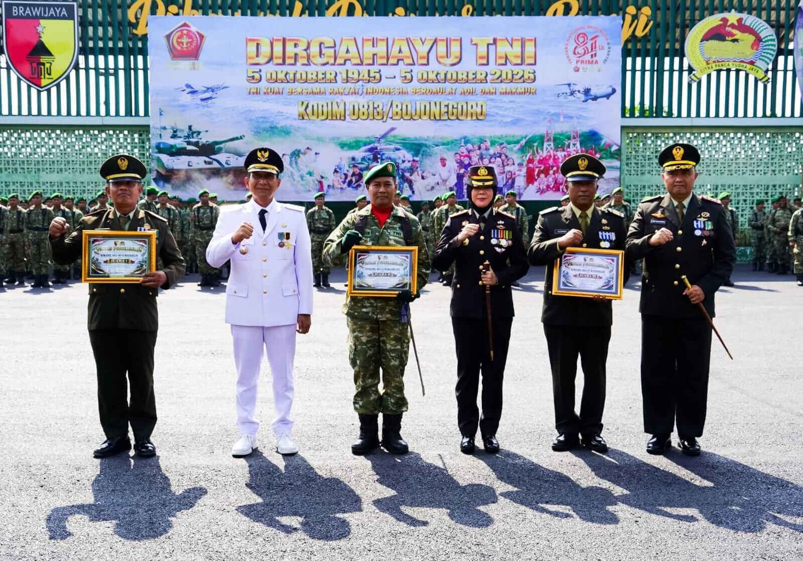 IMG-20261005-WA0043 Bupati Bojonegoro Setyo Wahono menghadiri upacara peringatan HUT ke-81 TNI di Makodim 0813 Bojonegoro, Senin (5/10/2026).