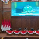 Bupati Bojonegoro Setyo Wahono menyampaikan jawaban Pemerintah Kabupaten Bojonegoro atas pandangan umum fraksi-fraksi DPRD terhadap lima Raperda dalam rapat paripurna, Senin (5/10/2026).