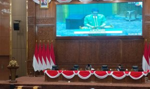 Bupati Bojonegoro Setyo Wahono menyampaikan jawaban Pemerintah Kabupaten Bojonegoro atas pandangan umum fraksi-fraksi DPRD terhadap lima Raperda dalam rapat paripurna, Senin (5/10/2026).