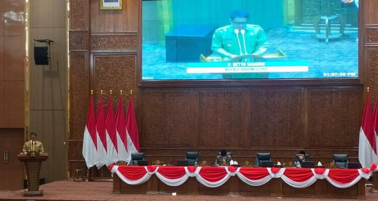 Bupati Bojonegoro Setyo Wahono menyampaikan jawaban Pemerintah Kabupaten Bojonegoro atas pandangan umum fraksi-fraksi DPRD terhadap lima Raperda dalam rapat paripurna, Senin (5/10/2026).